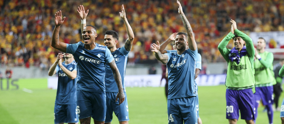 Natan y Aitor Ruibal celebran la victoria durante el partido de vuelta de los cuartos de final de la UEFA Conference League