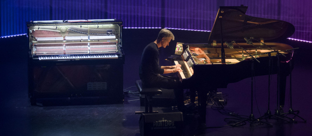 El pianista Edouard Ferlet durante el concierto en el que improvisó con la ayuda de inteligencia artificial