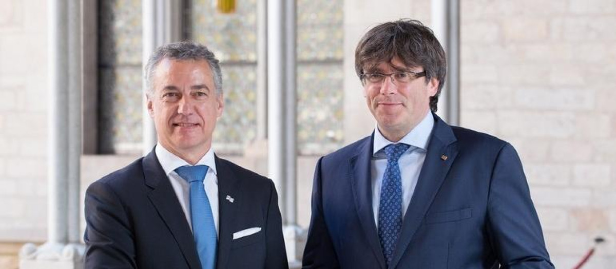 El exlendakari Iñigo Urkullu con el expresidente catalán Carles Puigdemont en 2017