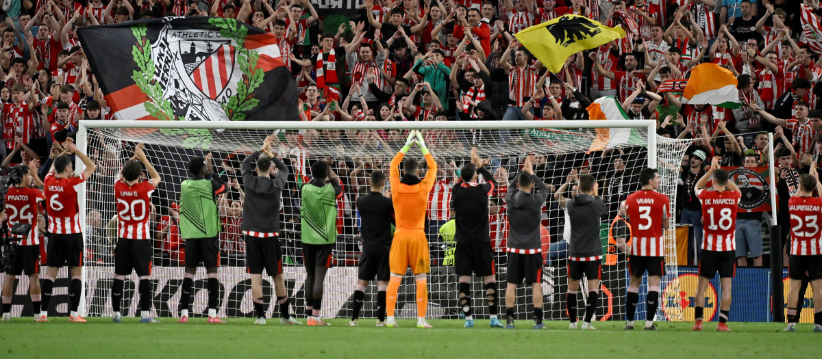 Los jugadores del Athletic celebran la clasificación para las semifinales de la Europa League
