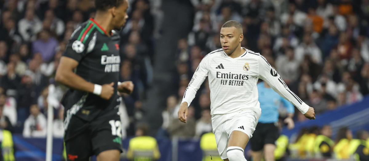 Mbappé conduce el balón durante el encuentro de vuelta de cuartos de Champions ante el Arsenal
