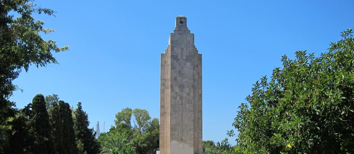 Monumento a las víctimas del crucero Baleares en Parque de la Feixina de Palma