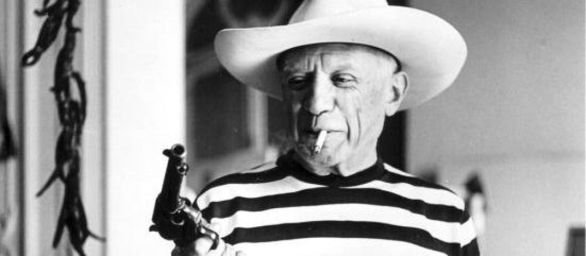 Como parte del personaje que se había construido, a Picasso le gustaba fardar de armas. El fotógrafo André Villers lo retrató con un revolver, pitillo en boca y sombrero vaquero (y su eterna camiseta a rayas de artista bohemio parisino).
