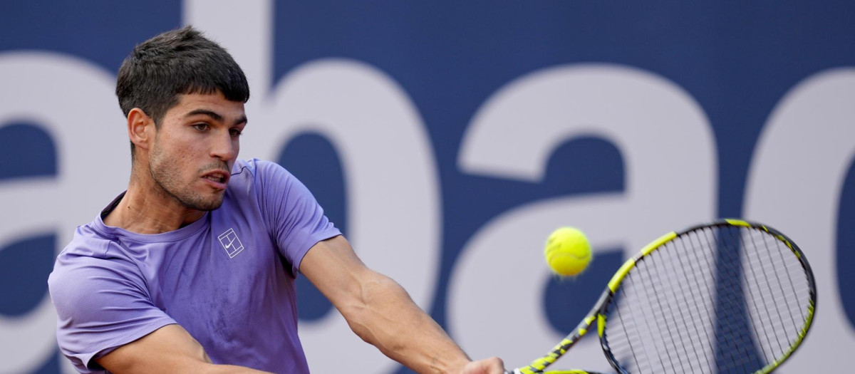 Carlos Alcaraz ante el francés Arthur Fils en el torneo Conde de Godó