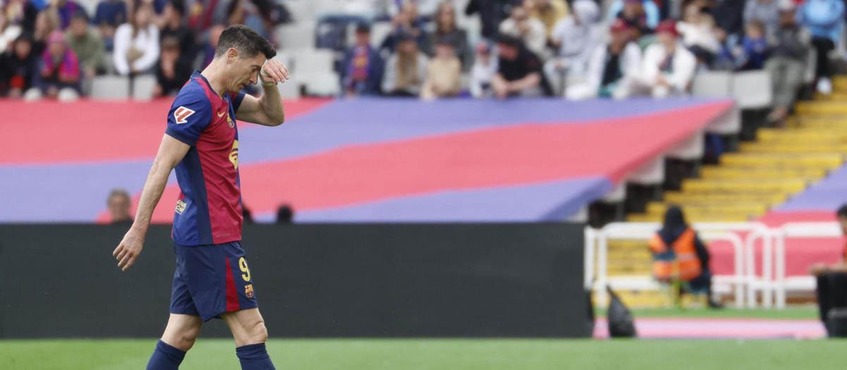 Robert Lewandowski saliendo del campo ante el Celta de Vigo