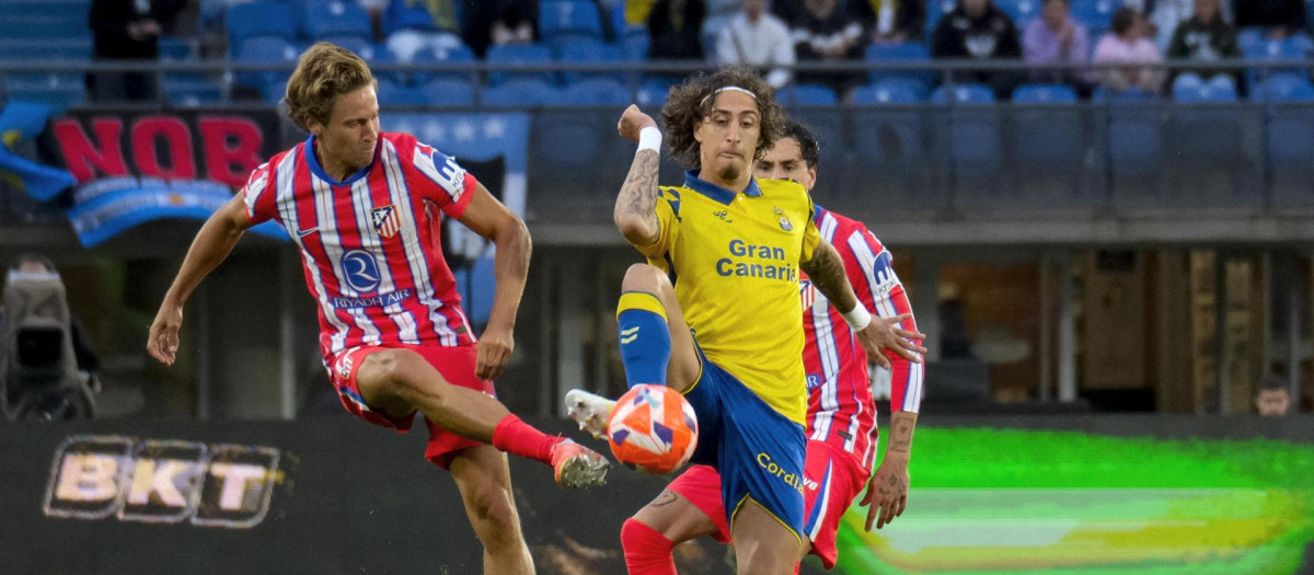 Marcos Llorente lucha un balón con Fábio Silva