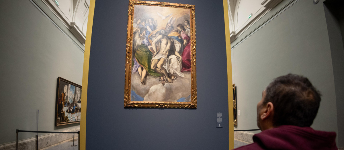 Un visitante contempla la obra 'La Resurrección' de El Greco en el Museo del Prado