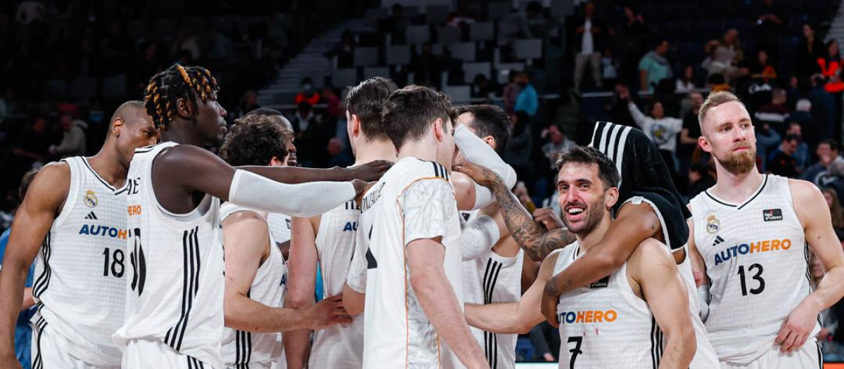 Los jugadores del Real Madrid celebran la sufrida victoria ante el Morabanc Andorra