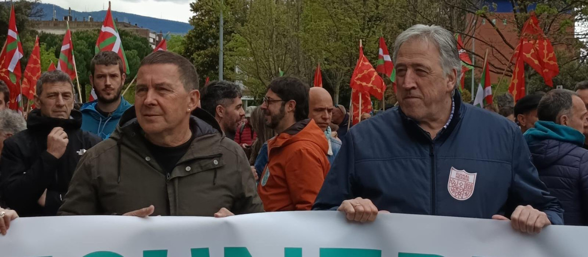 El líder de Bildu, Arnaldo Otegi, y el alcalde de Pamplona, Joseba Asiron
