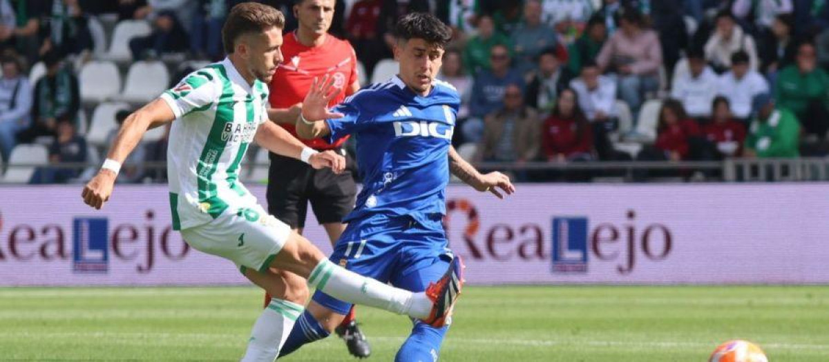Isma Ruiz en el lance del partido ante el Oviedo