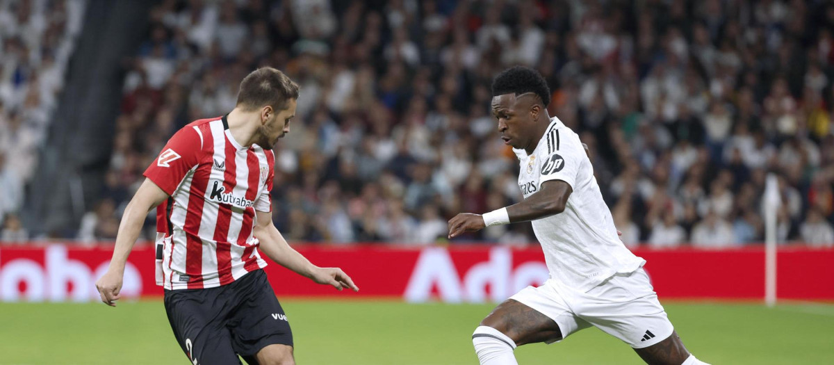 Vinicius encara a Gorosabel en el Real Madrid vs Athletic