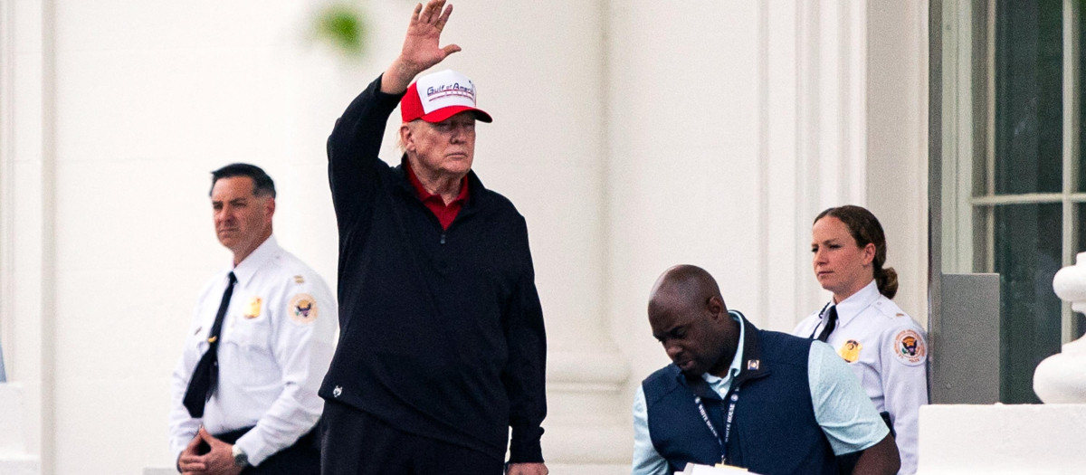 Donald Trump, presidente de los EE.UU, saluda cuando sale de la Casa Blanca