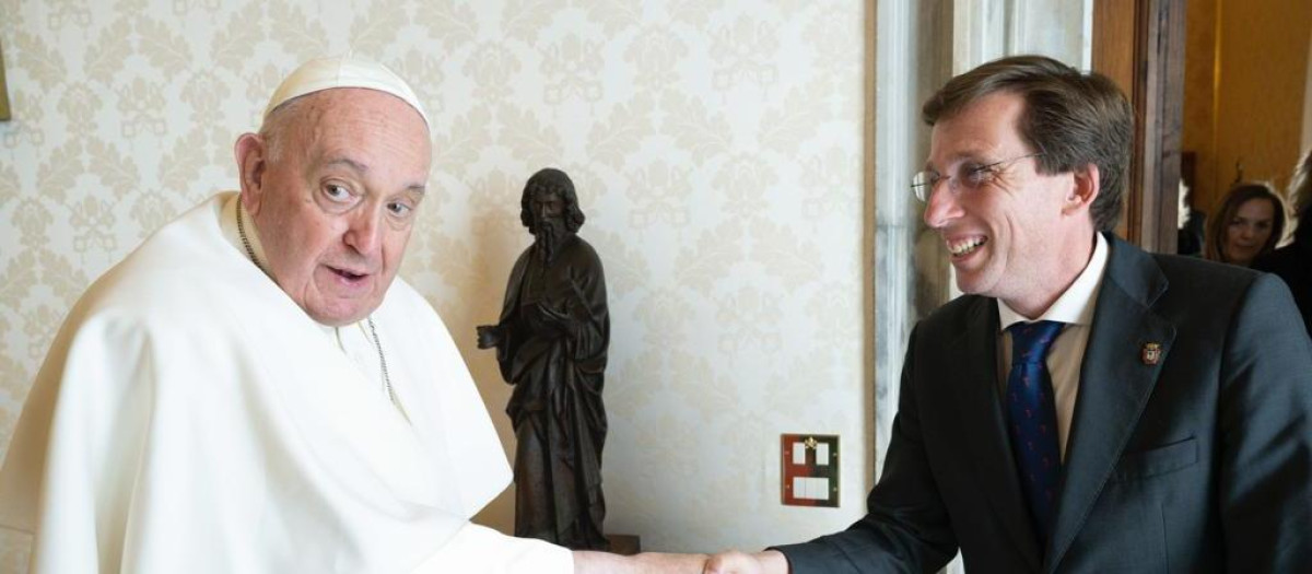 El Papa Francisco y el alcalde de Madrid, José Luis Martínez-Almeida