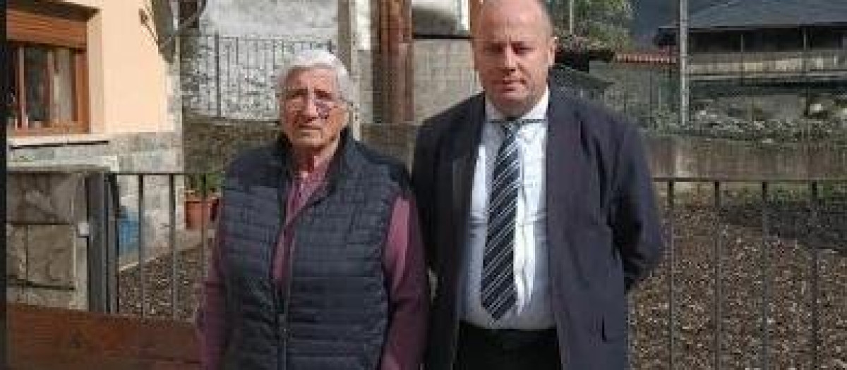 Carmen Suárez junto a su letrado, Juan Ramón Campo