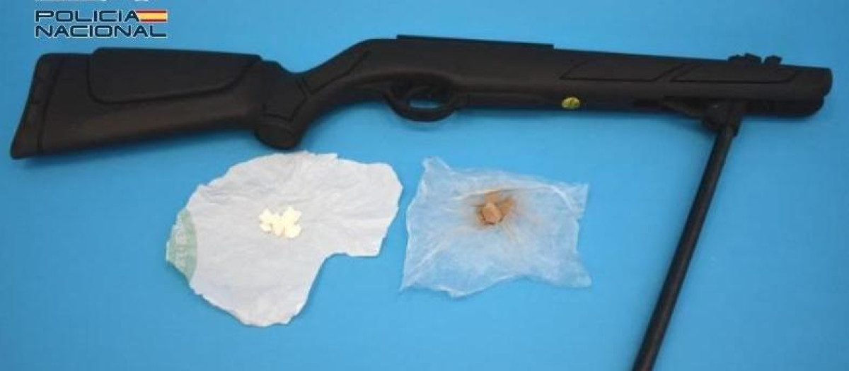 Un arma y sustancias incautadas durante el operativo.
REMITIDA / HANDOUT por CUERPO NACIONAL DE POLICÍA
Fotografía remitida a medios de comunicación exclusivamente para ilustrar la noticia a la que hace referencia la imagen, y citando la procedencia de la imagen en la firma
21/4/2025
