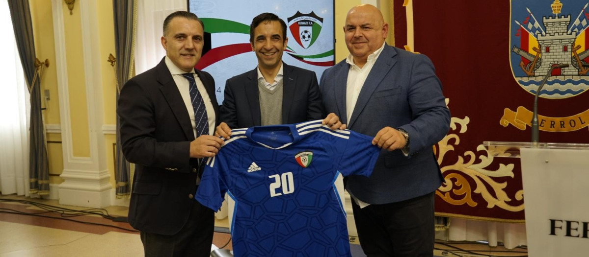 El seleccionador de fútbol sala de Kuwait, Bruno García, junto al alcalde de Ferrol, José Manuel Rey Varela, y el presidente de la federación gallega, Pablo Prieto