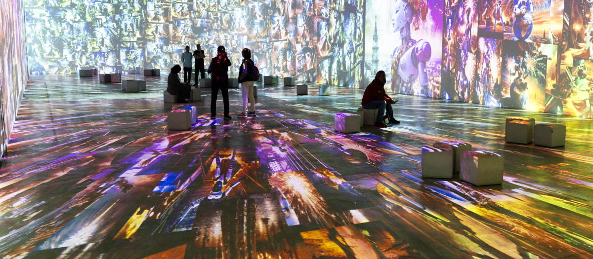 Una exposición inmersiva en Valencia donde se muestra imágenes elaboradas con inteligencia artificial.