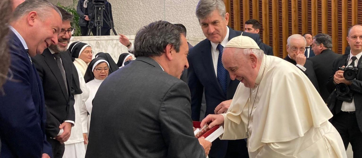 El presidente de Asaja, Pedro Barato, entrega productos ibéricos al Papa Francisco en el Vaticano en 2023