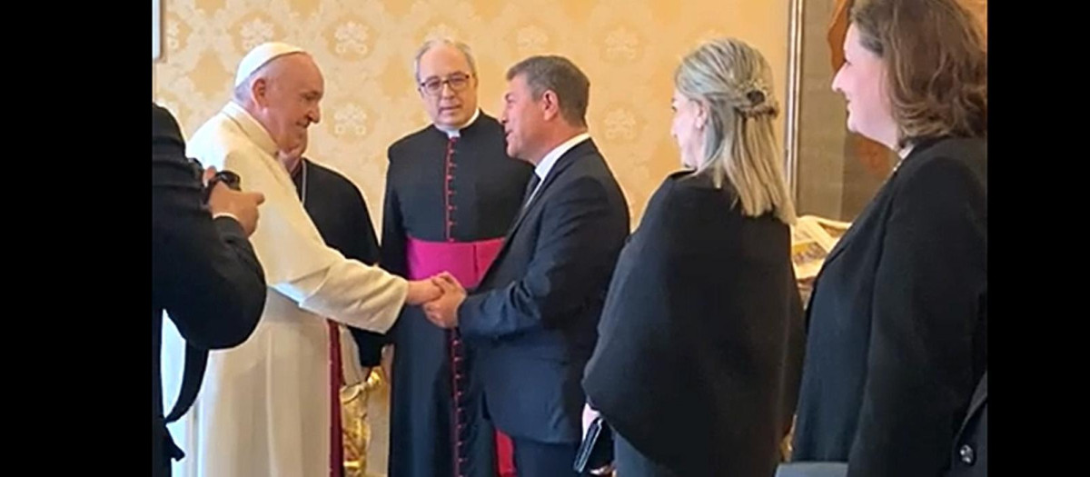 (Foto de ARCHIVO)
El presidente de Castilla-La Mancha, Emiliano García-Page, con el Papa en El Vaticano
JCCM
10/5/2021