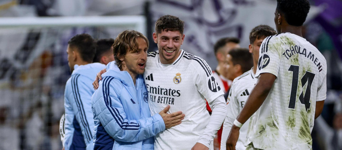 Fede Valverde celebra con sus compañeros la victoria contra el Athletic