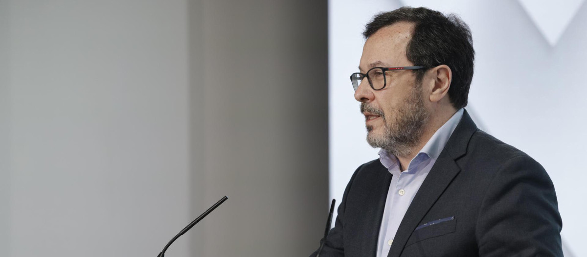 El portavoz de Vox, José Antonio Fúster, en una rueda de prensa en Bambú