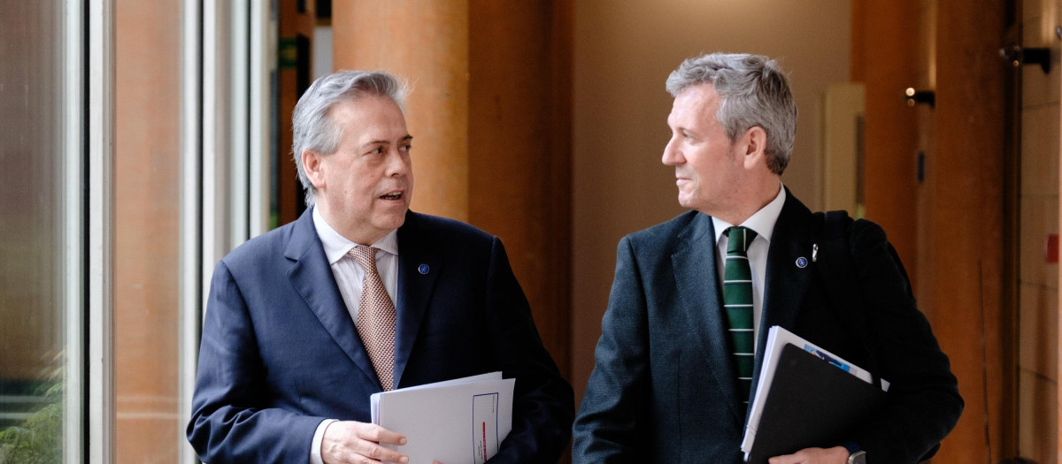O titular do Executivo galego, Alfonso Rueda, acompañado polo conselleiro de Sanidade, Antonio Gómez Caamaño, na rolda de prensa posterior á reunión do Consello da Xunta. Sala do Consello, 21/04/25.