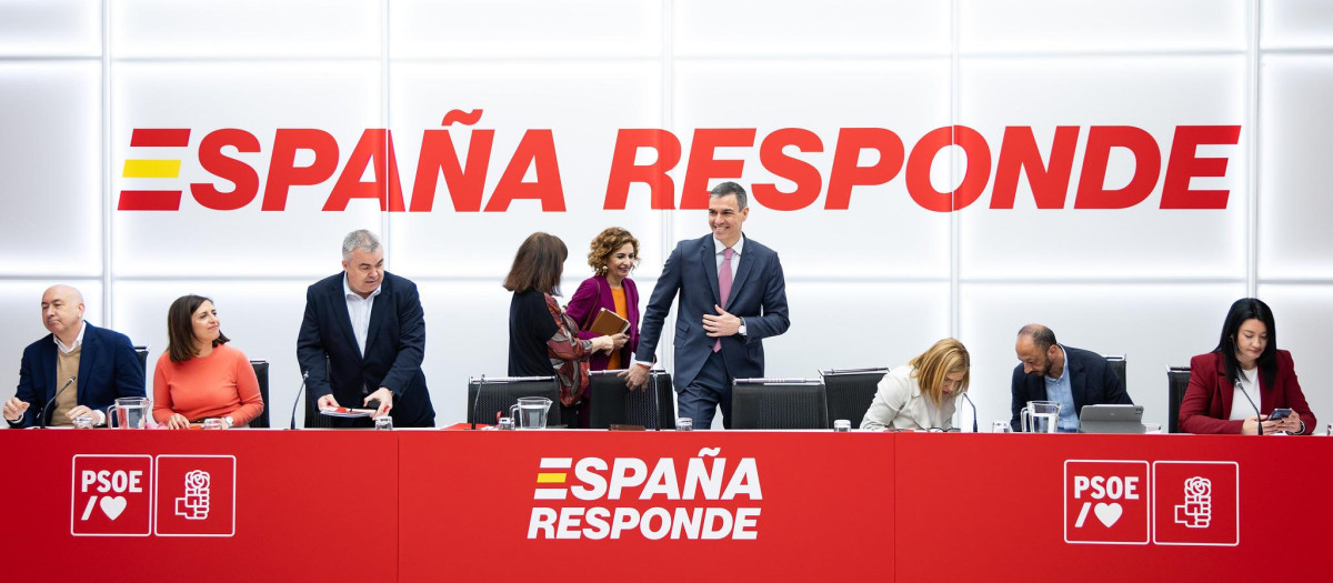 Pedro Sánchez reunido con la cúpula de su partido este lunes