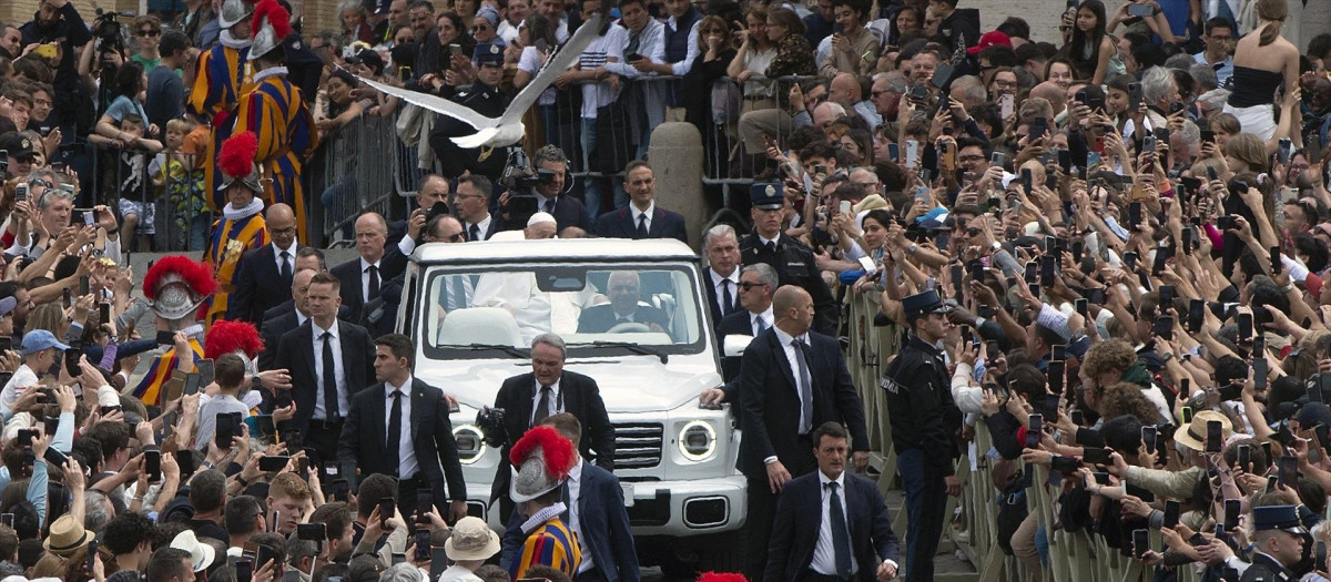 20 April 2025, Vatican, Vatican City: Pope Francis greets the crowd from the popemobile after the Easter mass, at St Peter's square in the Vatican. Photo: Alessia Giuliani/IPA via ZUMA Press/dpa
Alessia Giuliani/IPA via ZUMA Pr / DPA
20/4/2025 ONLY FOR USE IN SPAIN