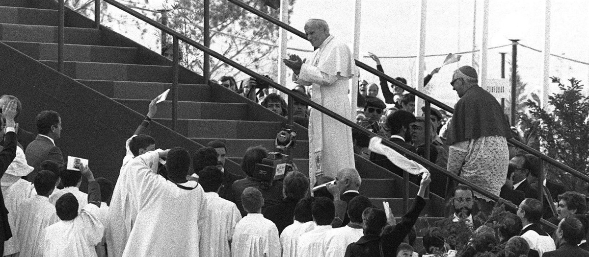 Juan Pablo II sube al altar-escenario para oficiar la eucaristía en Toledo en 1982