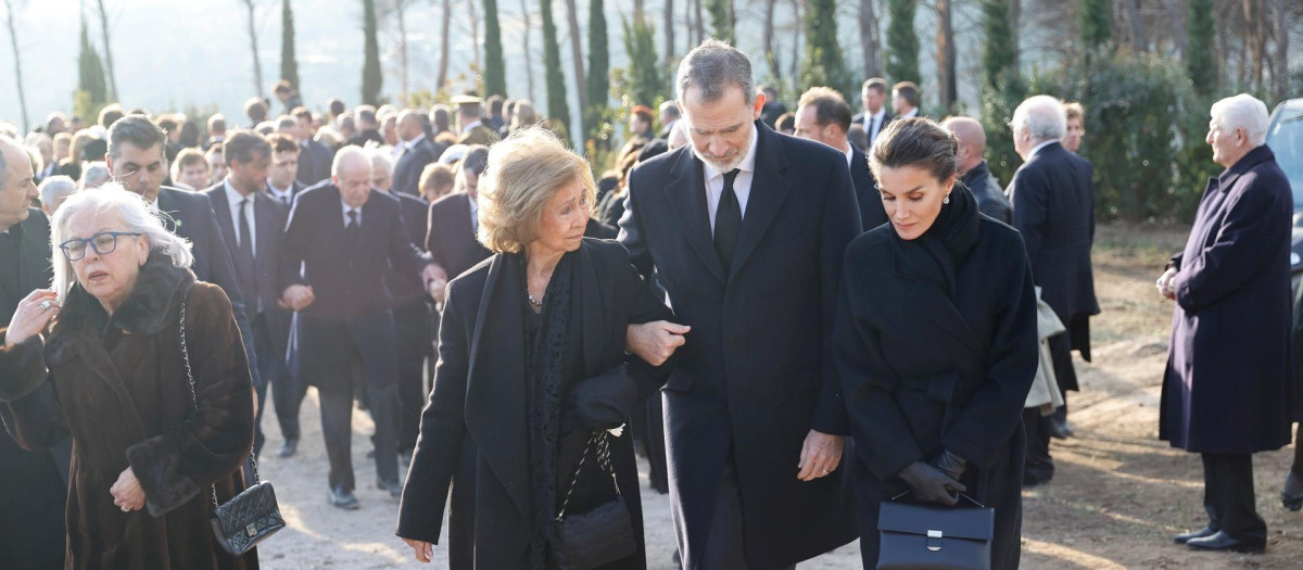 Los Reyes y Doña Sofía acudirán este martes a la Nunciatura para firmar en el libro de condolencias