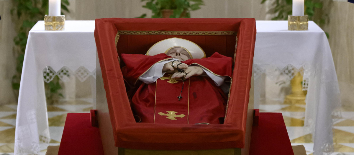 El ataúd abierto del Papa Francisco