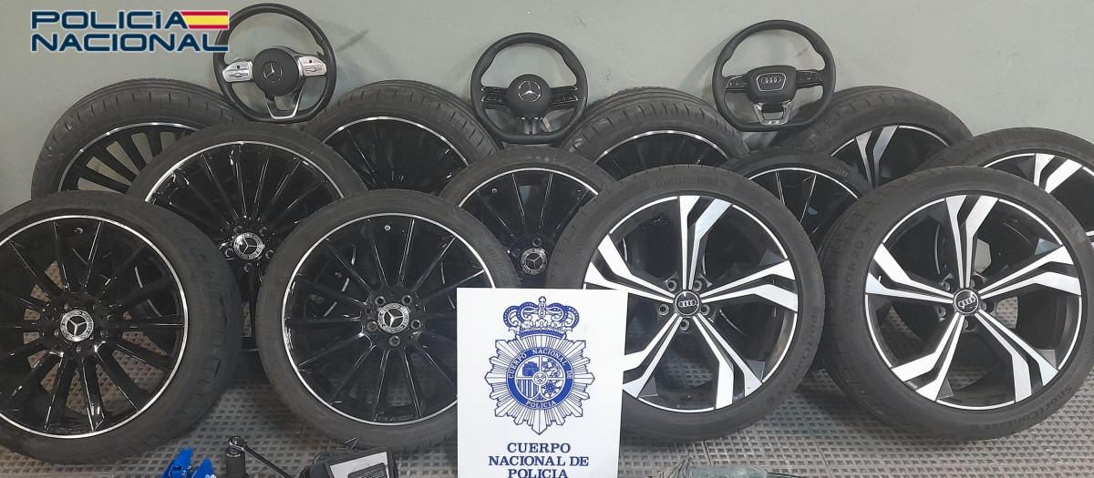 Neumáticos y volantes hallados por la Policía Nacional tras detener a un hombre en Guadalajara.
REMITIDA / HANDOUT por POLICÍA NACIONAL
Fotografía remitida a medios de comunicación exclusivamente para ilustrar la noticia a la que hace referencia la imagen, y citando la procedencia de la imagen en la firma
22/4/2025