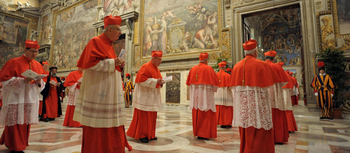 Cardenales entrando en la capilla Sixtina, antes del comienzo del cónclave que eligió al Papa Francisco