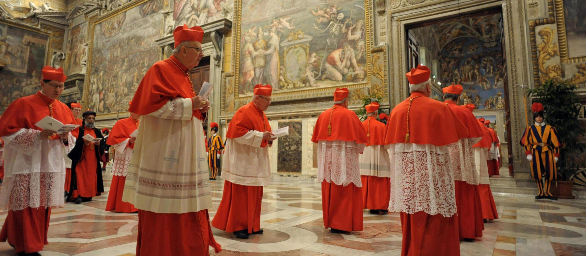 Cardenales entrando en la capilla Sixtina, antes del comienzo del cónclave que eligió al Papa Francisco