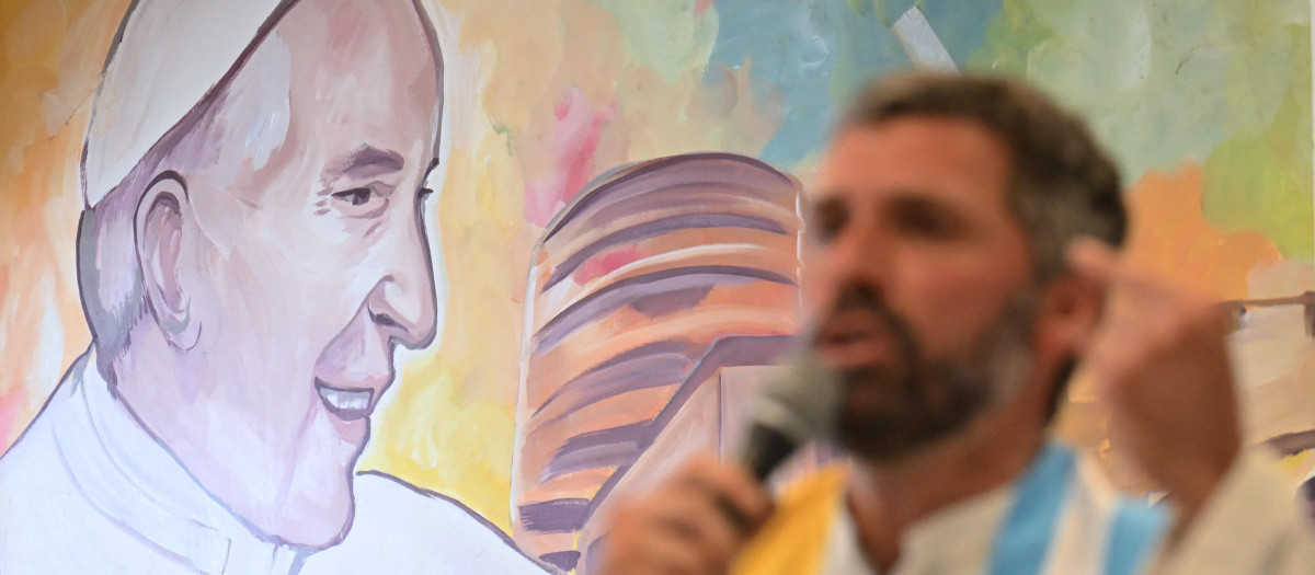 El sacerdote Ignacio Bagattini ofició una misa junto a un mural del Papa Francisco en el Hogar de Cristo, ubicado en la barriada Padre Carlos Mujica (Villa 31) de Buenos Aires,