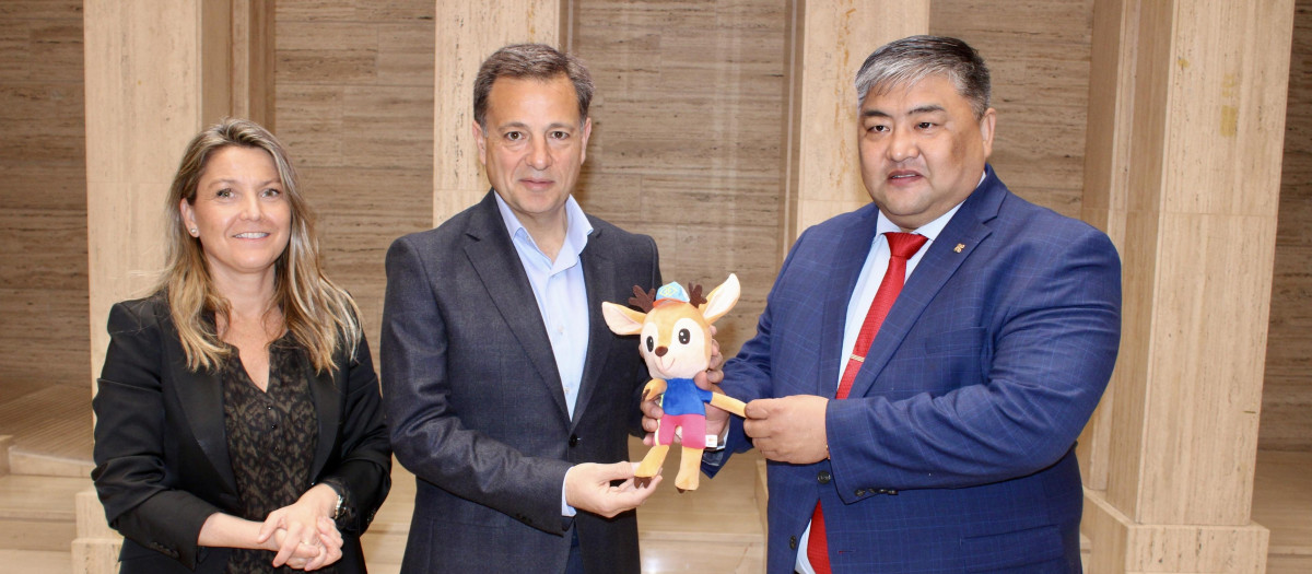 Encuentro entre el alcalde de Albacete, Manuel Serrano, y una delegación de Mongolia