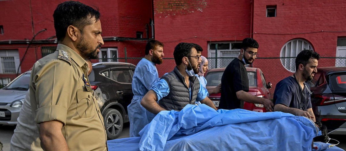 Paramédicos y policías trasladan a un turista herido a un hospital en Anantnag, al sur de Srinagar