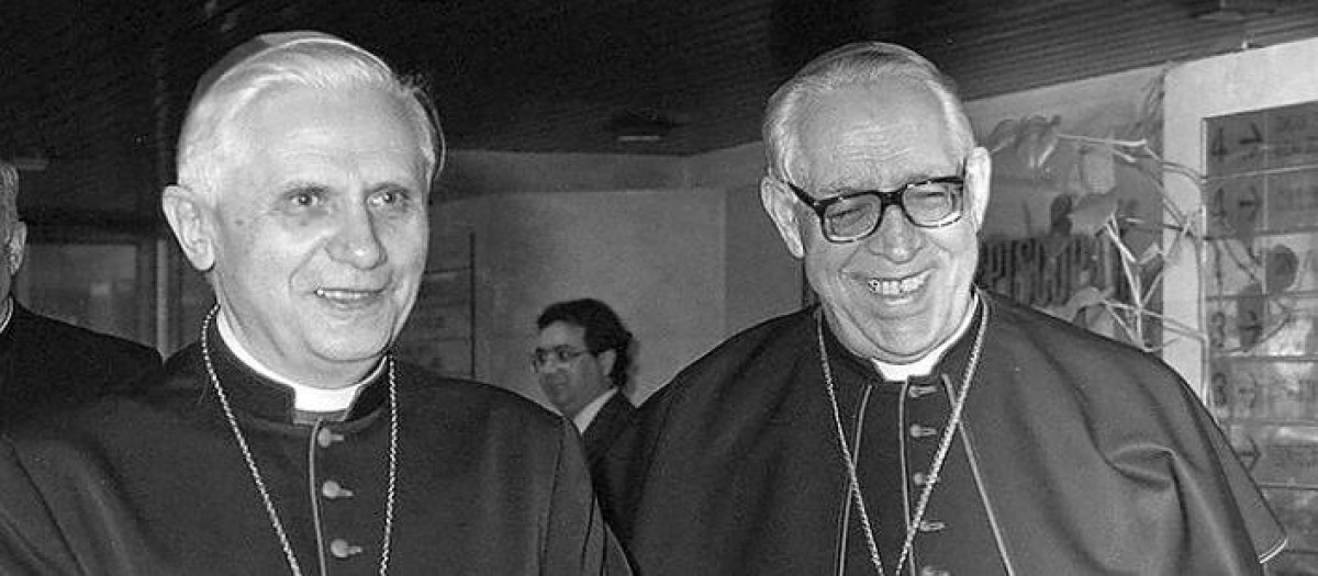 El cardenal Joseph Ratzinger (futuro Benedicto XVI) y el cardenal Marcelo González en 1990