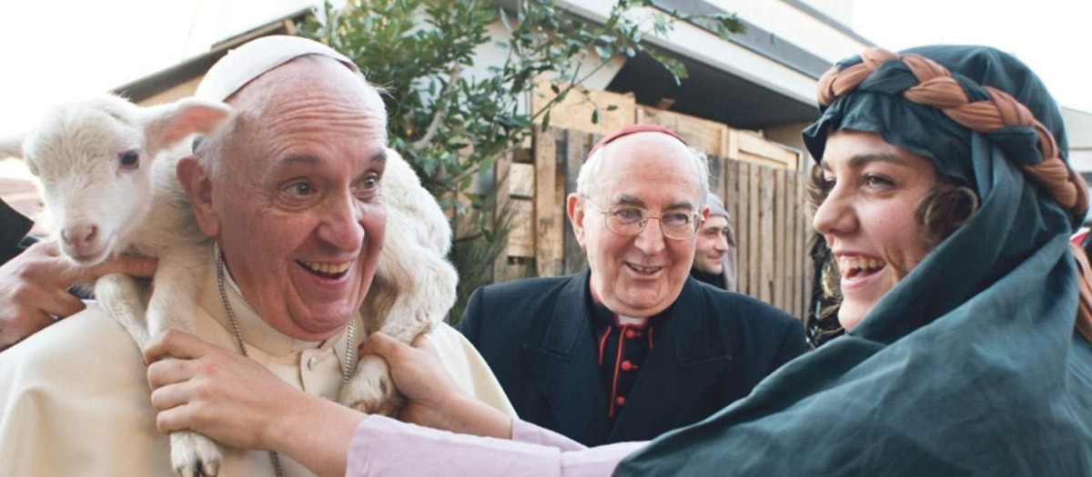 El Papa Francisco no puede ocultar su cara de sorpresa cuando recibe una oveja en sus hombros