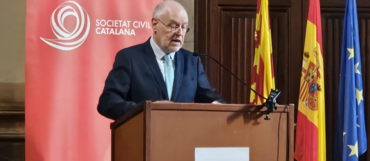 El historiador Jordi Canal pronuncia un discurso durante el acto de entrega del III Premi Sant Jordi de SCC