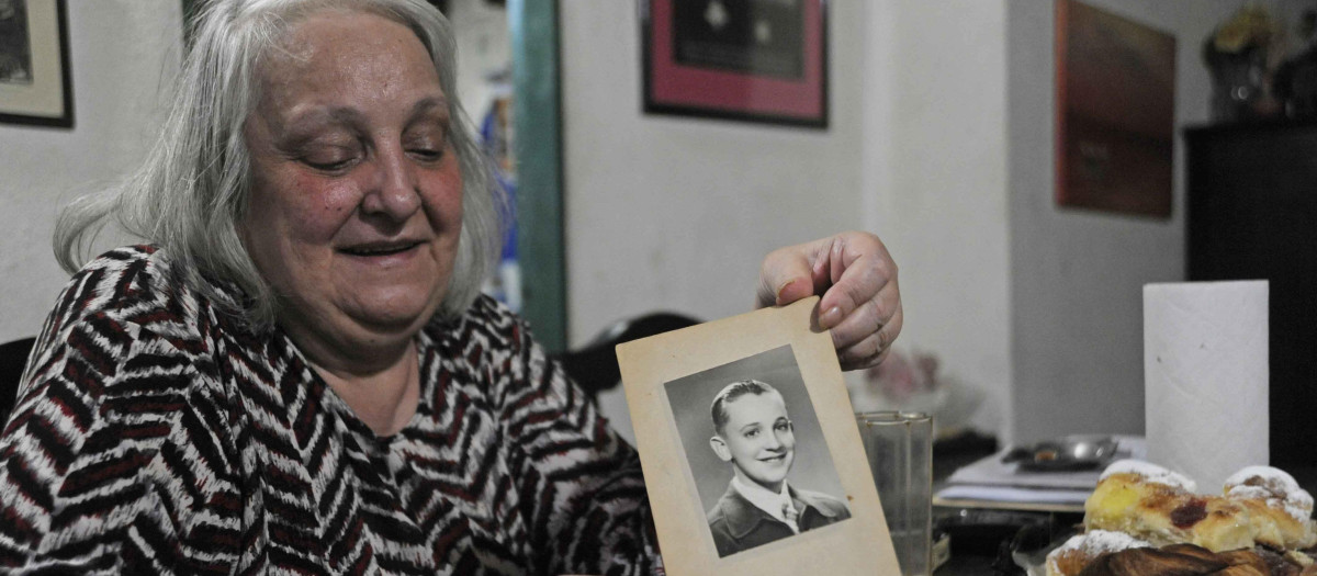 María Elena muestra una foto de su hermano, el Papa Francisco
