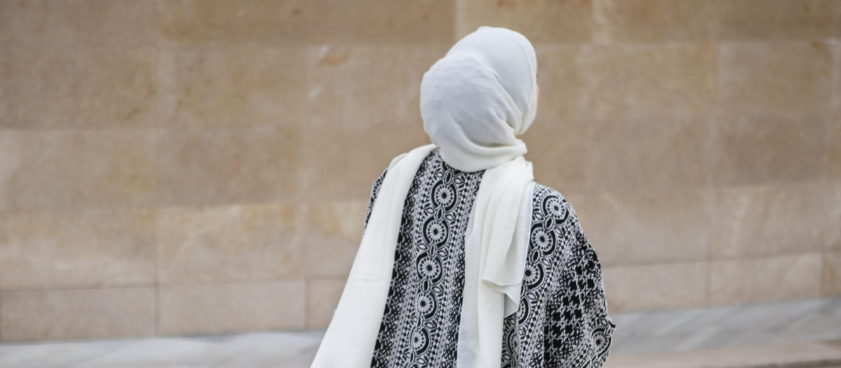 Mujer con yihab de espaldas