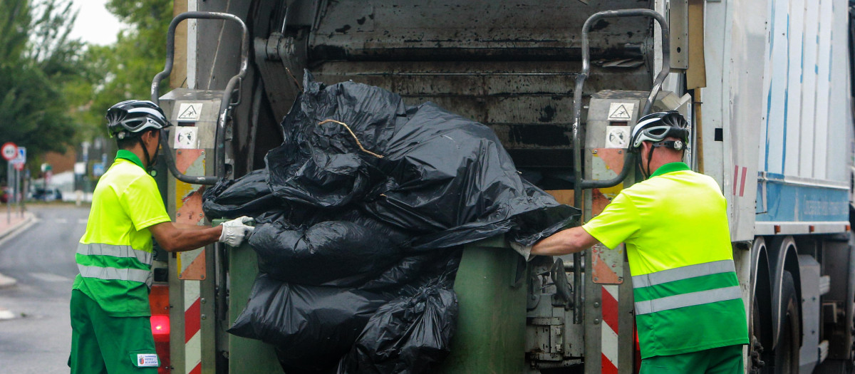 Dos trabajadores del servicio de recogida de basuras (Foto de archivo)