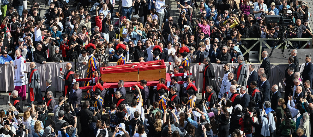 Miles de fieles despiden al Papa Francisco en San Pedro