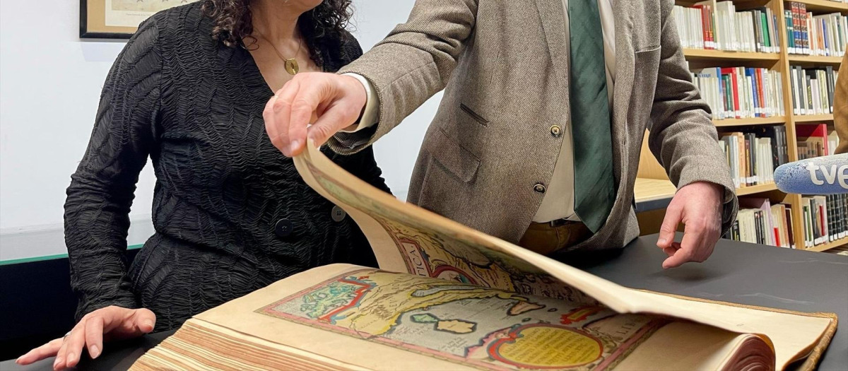 La vicerrectora de Investigación de la Universidad de Oviedo, Irene Díaz, y el director de la Biblioteca, Fausto González, con el atlas