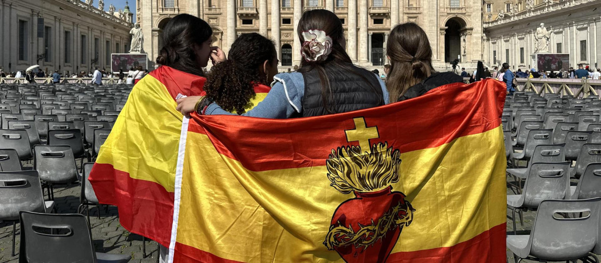 Jóvenes de Pamplona en la Plaza De San Pedro del Vaticano esta mañana