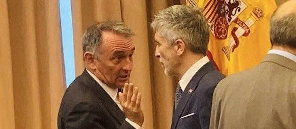 El portavoz parlamentario de IU, Enrique Santiago, junto con el ministro del Interior, Fenando Grande-Marlaska