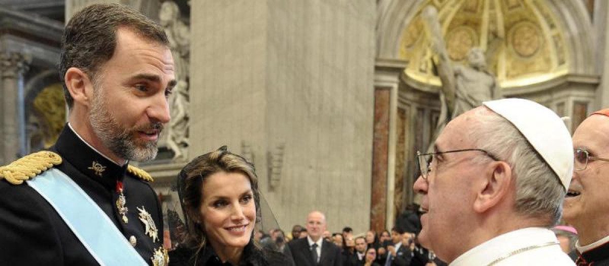 Don Felipe y Doña Letizia, vestida de negro, cuando aún eran Príncipes, con el Papa Francisco