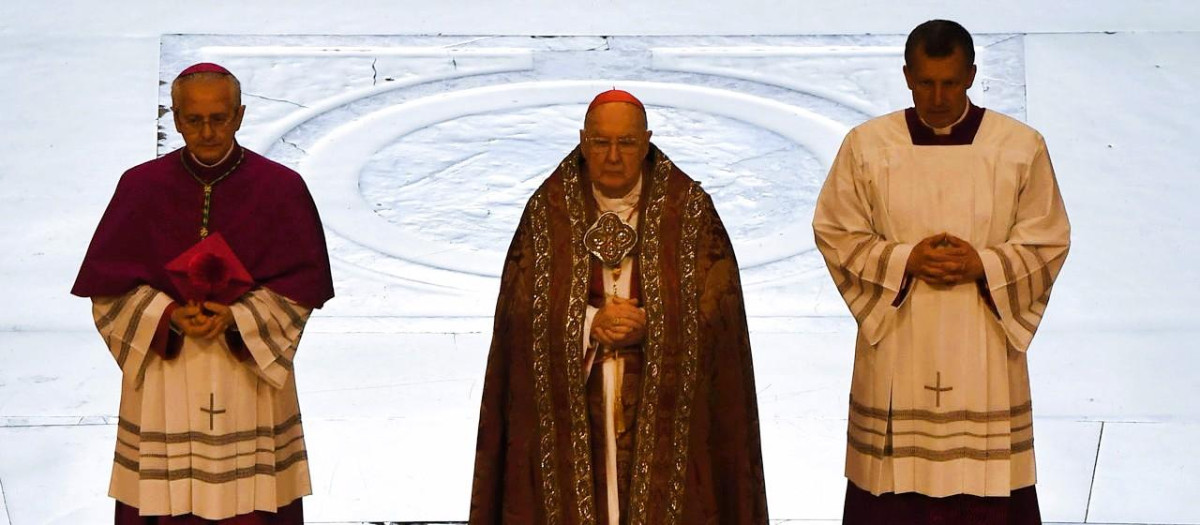 El cardenal Farrell, ayer miércoles, con los ornamentos litúrgicos que han dado que hablar