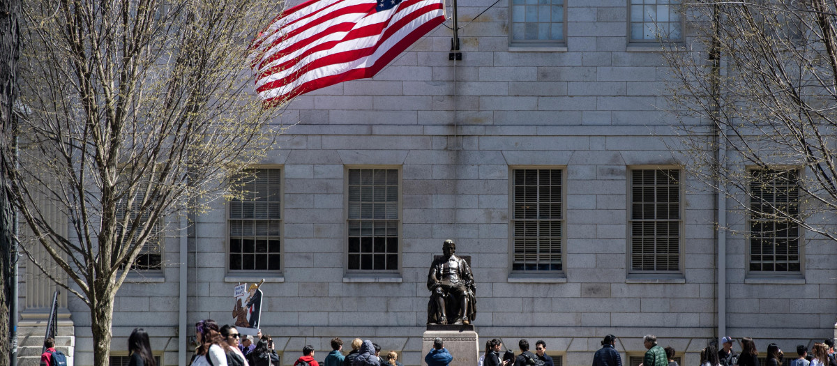 Manifestantes con pancartas se congregaron alrededor de la estatua de John Harvard en Harvard Yard tras una protesta contra los ataques del presidente Donald Trump a la Universidad